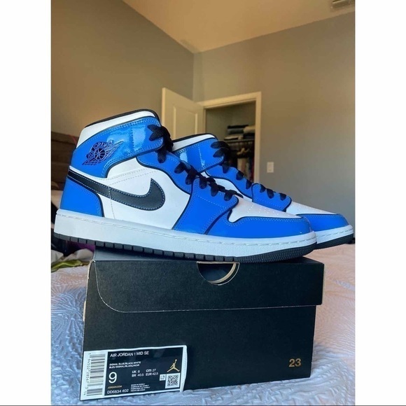 Air Jordan 1 Mid SE Signal Blue